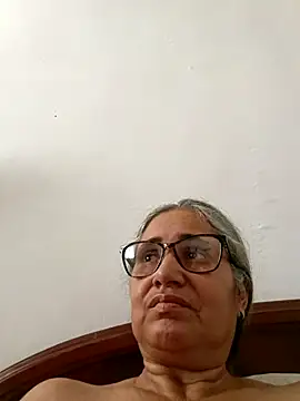 Webcam Model (_candi)  is live.Free join now!