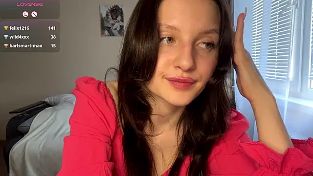 janellhousen (F young) - Zoom face with direct eye contact