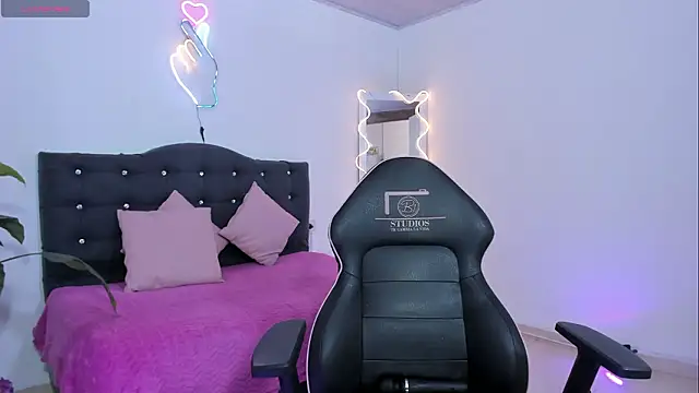 lunakitty_tay (F young) - stretches my nipples