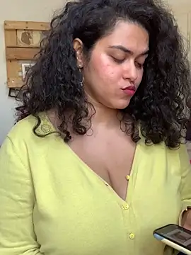 Curvydesifromgermany live sex cam