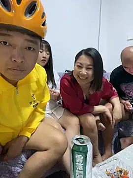 xiaotiantian-10 Live Webcam on Stripchat