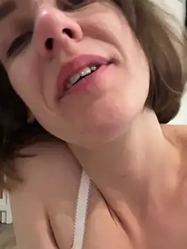 Webcam Model (Kamorana)  is live.Free join now!