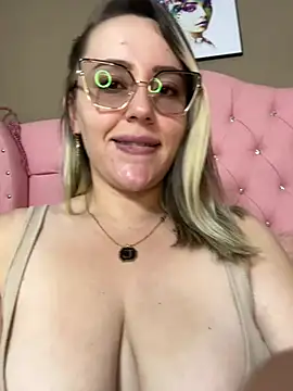 Webcam Model (CurvyLust_x) is live