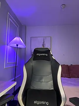 Webcam Model (HoneyMollyX)  is live.Free join now!