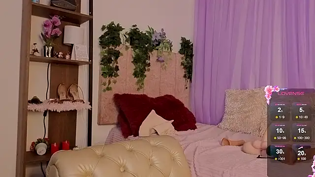 emilyrouxe (F young) - show ass