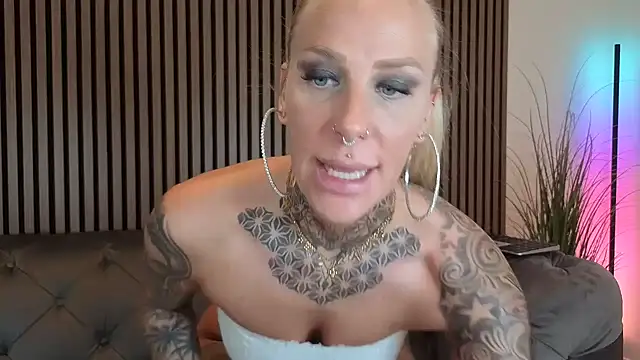 Lara-CumKitten webcam