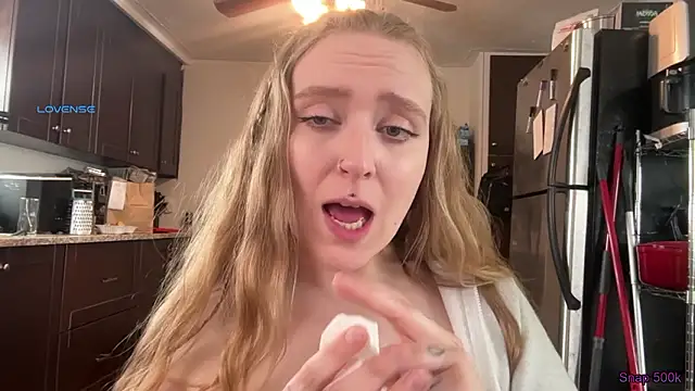 pattyworld69 (F young) - Show ass + butt plug in