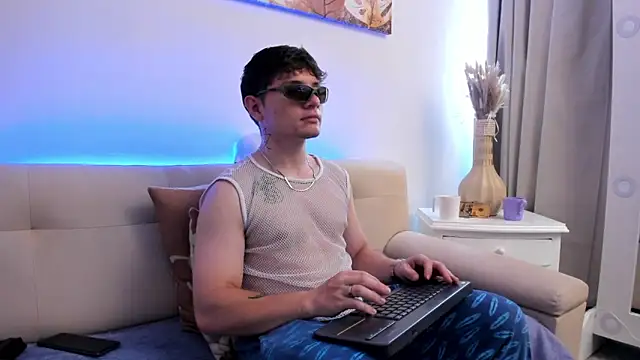 leoo_miller (M young) - spank ass x10 + masturbation 10 min