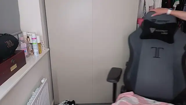 Lilly-Luscious live sex cam