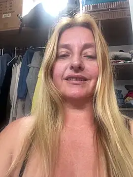 Webcam Model (moniquerainx)  is live.Free join now!