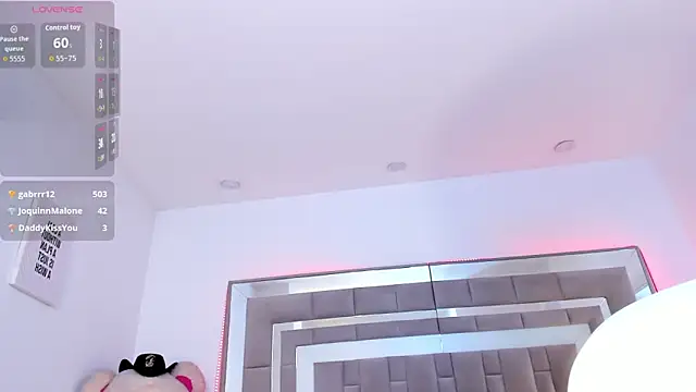 nicolle_foxy (F young) - PUT CLAMPS ON MY CLITORIS