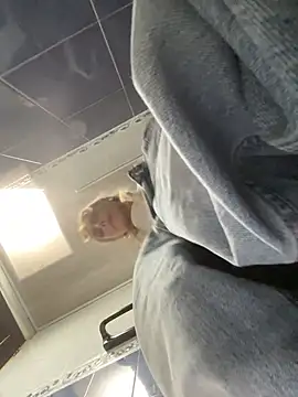 Webcam Model (alicev_kitty) is live