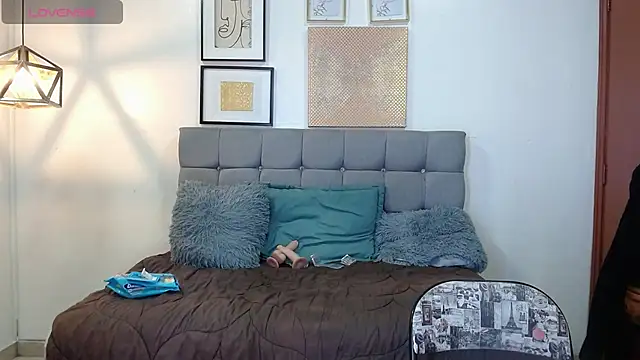 _naomi_s (F milf) - masturbation in pussy