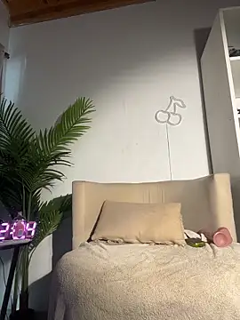 Webcam Model (MiaFoxie_)  is live.Free join now!