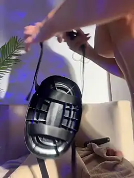 Webcam Model (MiaFoxie_)  is live.Free join now!