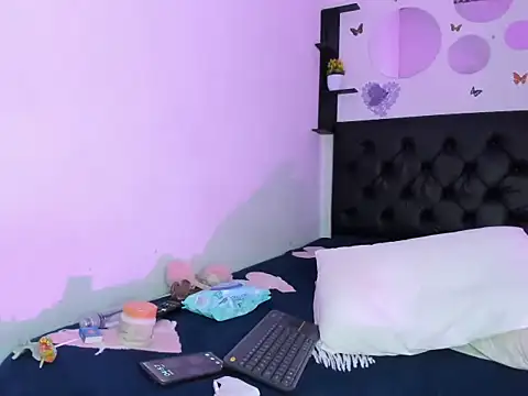 cherrybustyx19 - Cherrybustyx19's free webcam - UK Sex Cams