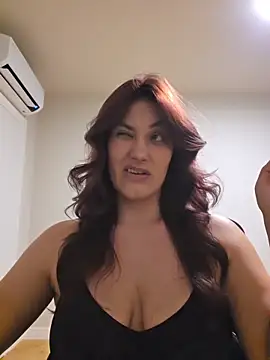 Webcam Model (MiaRides19) is live