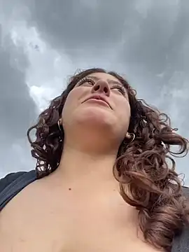 Amber_rosse_outdoors