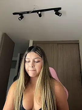 Webcam Model (lunablossom_)  is live.Free join now!