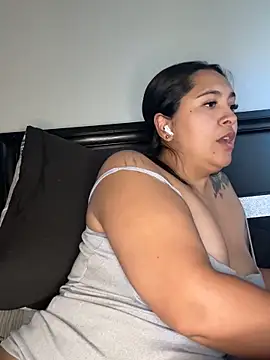 latina_curvy22 webcam