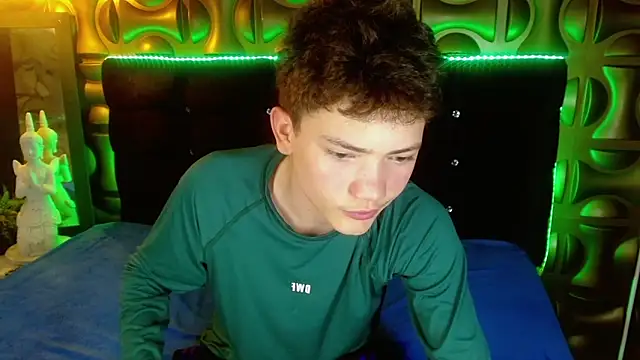 cruz_dante (M twink) - remove an item of clothing (you choose)