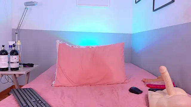 cutepetitee - Cutepetitee's free webcam - UK Sex Cams