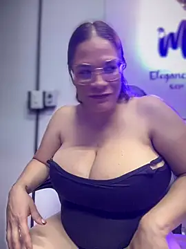 big_tits_in_your_face webcam