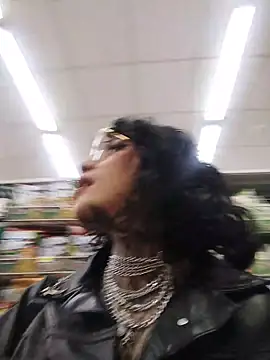 taaylor33 (F young) - flash tits -pinch Nipple