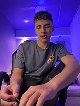 AdrianRinaldi's live cam