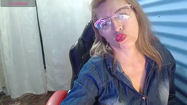 Chayla_Ruiz's Stripchat show and profile