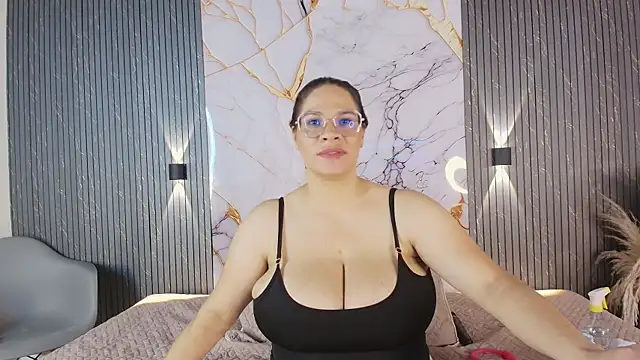 big_tits_in_your_face webcam
