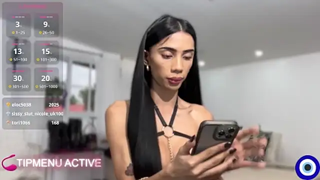 TrixieEmerald777 live sex cam