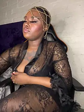 Webcam Model (QUEEN_NOBUHLE_FEMDOM_777) is live