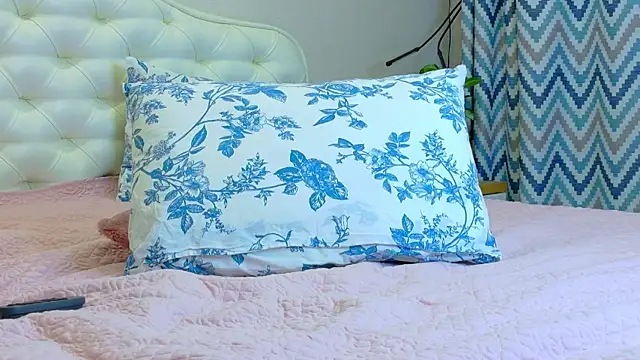 LadySweetWife Live Webcam on Stripchat