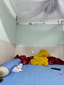 Webcam Model (lyna_bl) is live