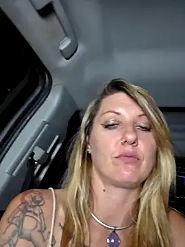 SheIsSomething live sex cam