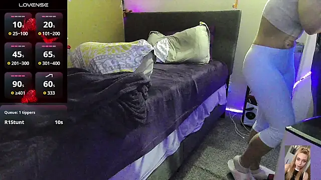 Blondiewithanass webcam