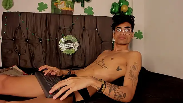 gay_red_room (M young) - 🦶🏻Show Feet