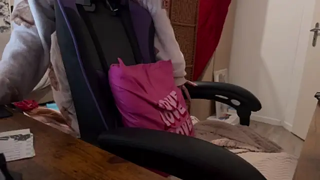 Caliiie-of live cam profile