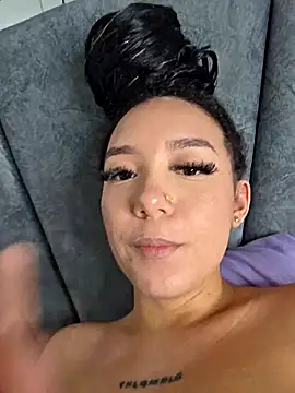 alaia_princess (F young) - Echarme agua en la camisa