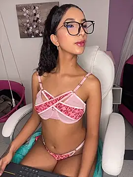 Webcam Model (CharloteAdams_)  is live.Free join now!