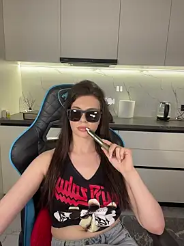 CurlyLara Live Webcam on Stripchat