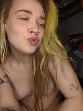 Webcam Model (mattiethebaddieee) is live