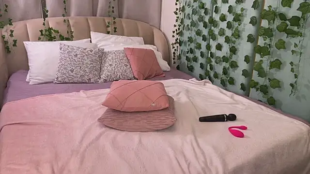 love_is_lola - Love_is_Lola's free webcam