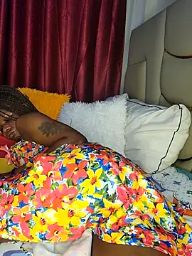 Webcam Model (NicRaisaa) is live