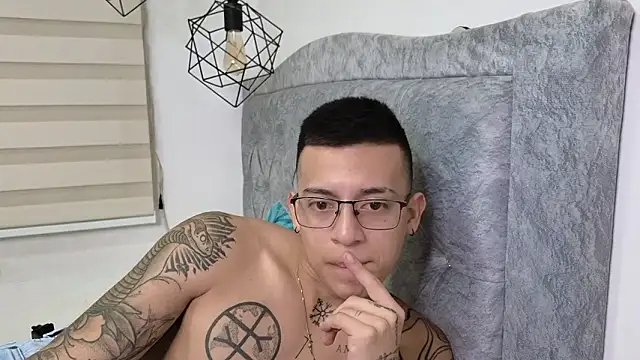 sixxtolove18 - SIXXTOLOVE18's free webcam - UK Sex Cams