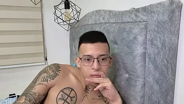 sixxtolove18 - SIXXTOLOVE18's free webcam - UK Sex Cams