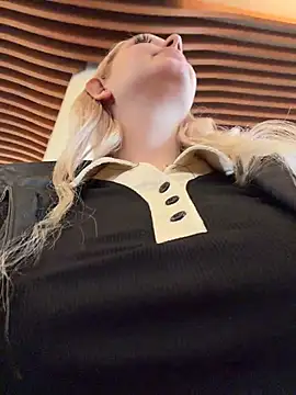 mila_norules (F young) - Kiss u lips+show tongue in cafe