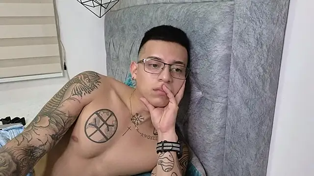 sixxtolove18 - SIXXTOLOVE18's free webcam - UK Sex Cams