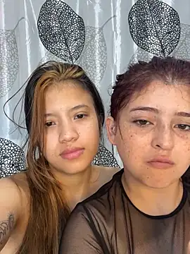 xuxi_xxx (F teen) - Licking a pussy in the doggy position🥵